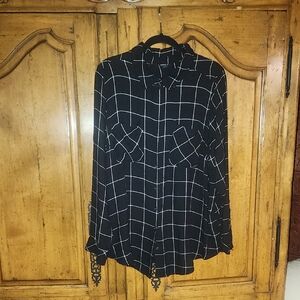 Torrid Black White Plaid long sleeves button down sz 3 rayon/poly gently used